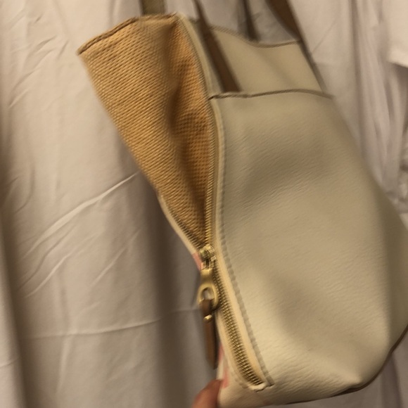 Well loved Relic handbag with 3 pockets inside and one on outside - Picture 4 of 6